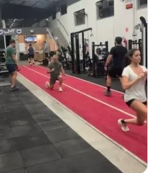 Alunos correndo na pista indoor durante o Treino Híbrido